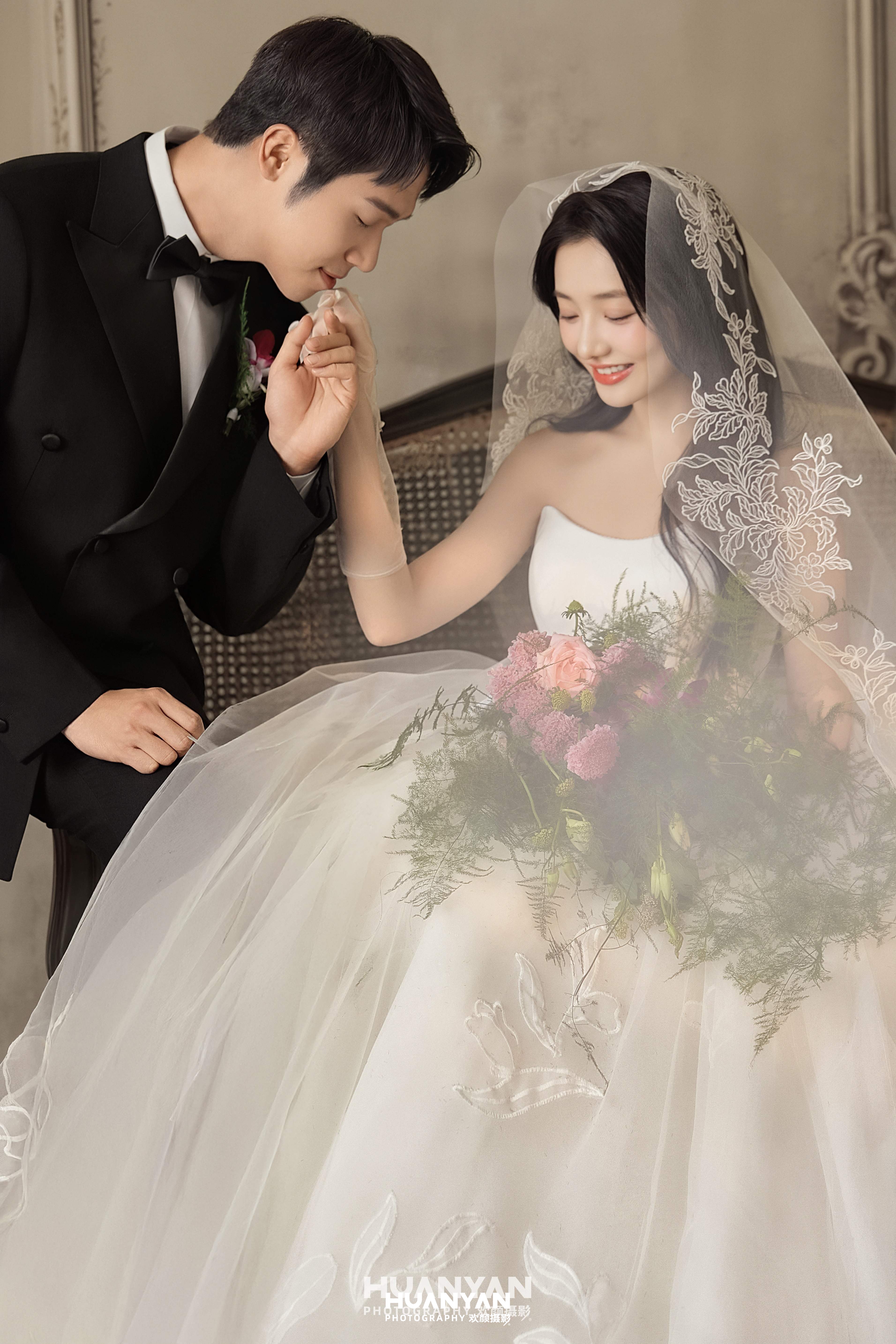 纱裙圆舞：韩式温柔婚纱照室内影棚实拍