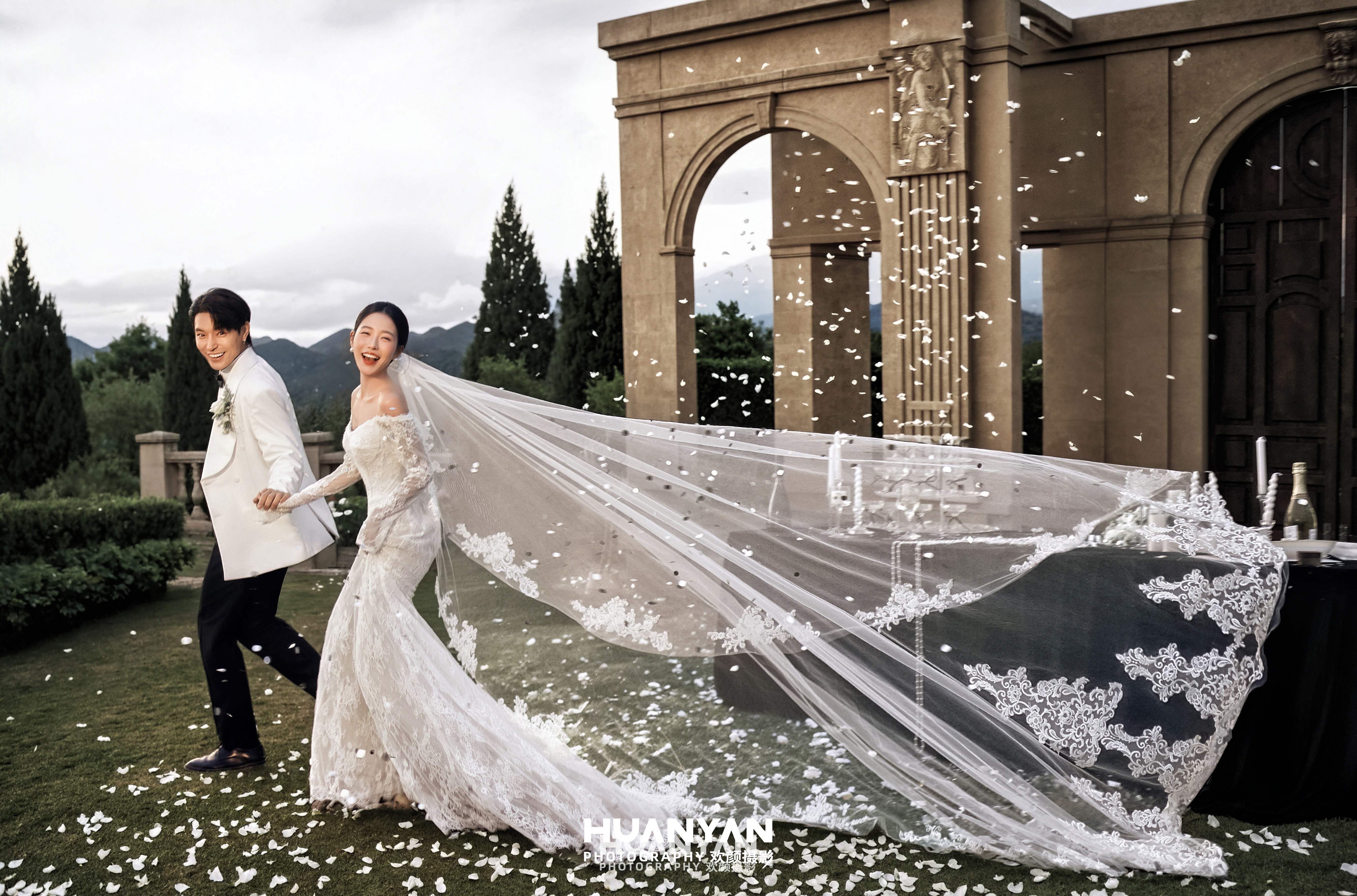 轻奢高级婚纱照 · 户外自然场景 · 飞纱雀跃客片