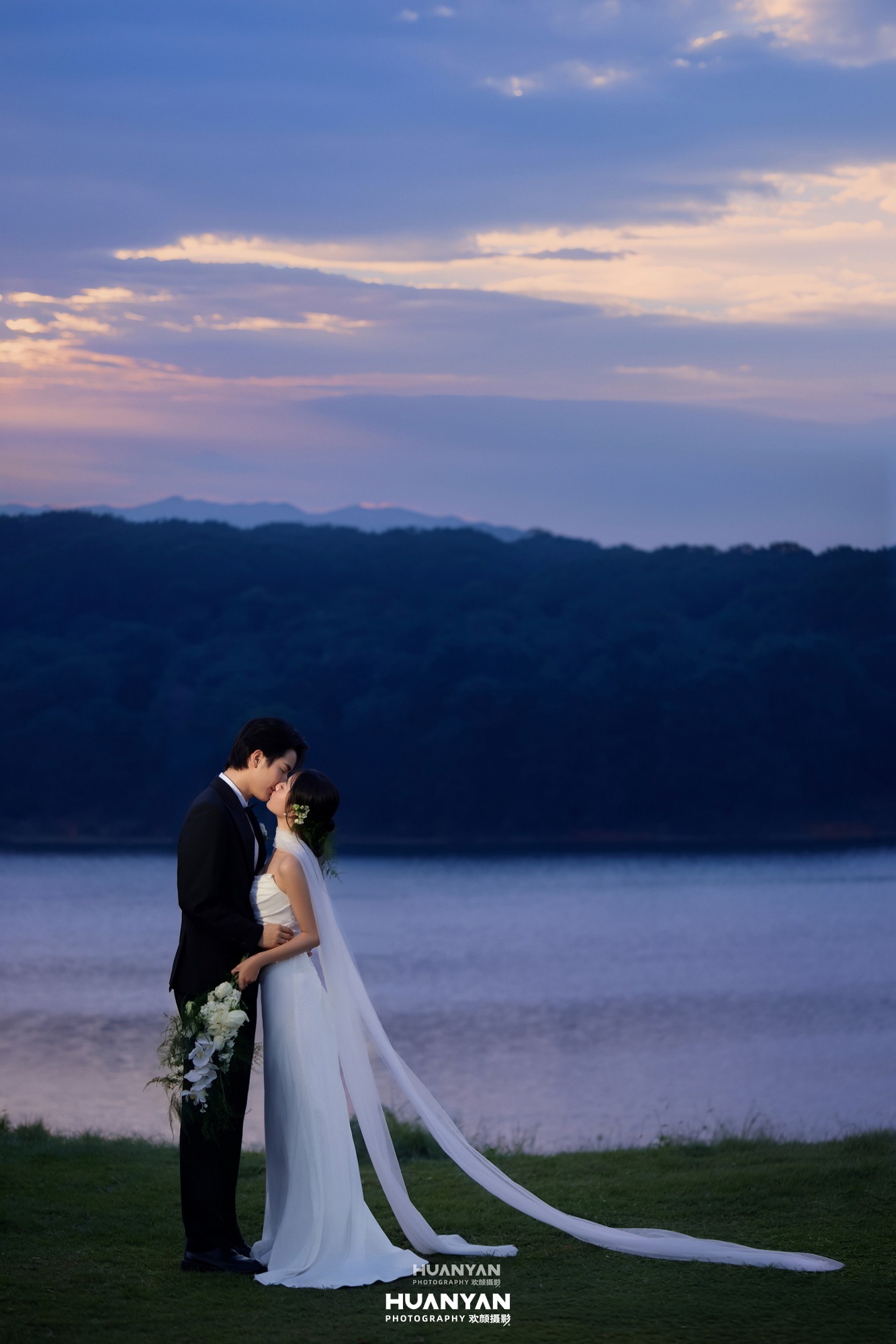 清新自然婚纱照 · 湖畔江景场景 · 湖蓝暮色客片