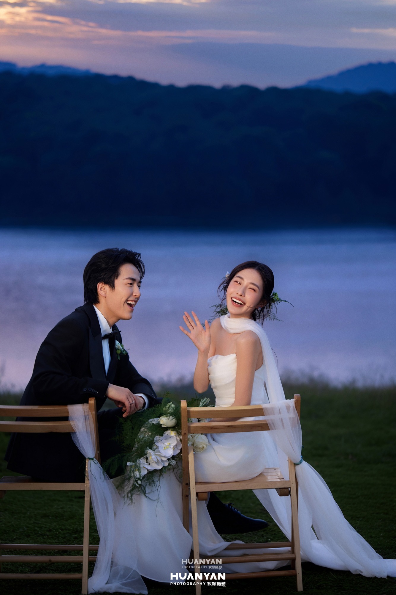 湖蓝暮色：清新自然婚纱照湖畔江景实拍