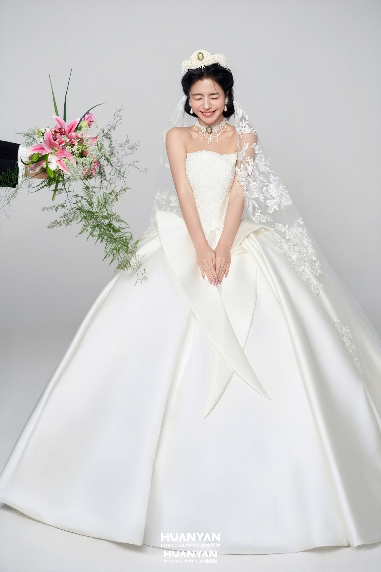 百合小令客片第7张｜韩式温柔婚纱照，摄于室内影棚