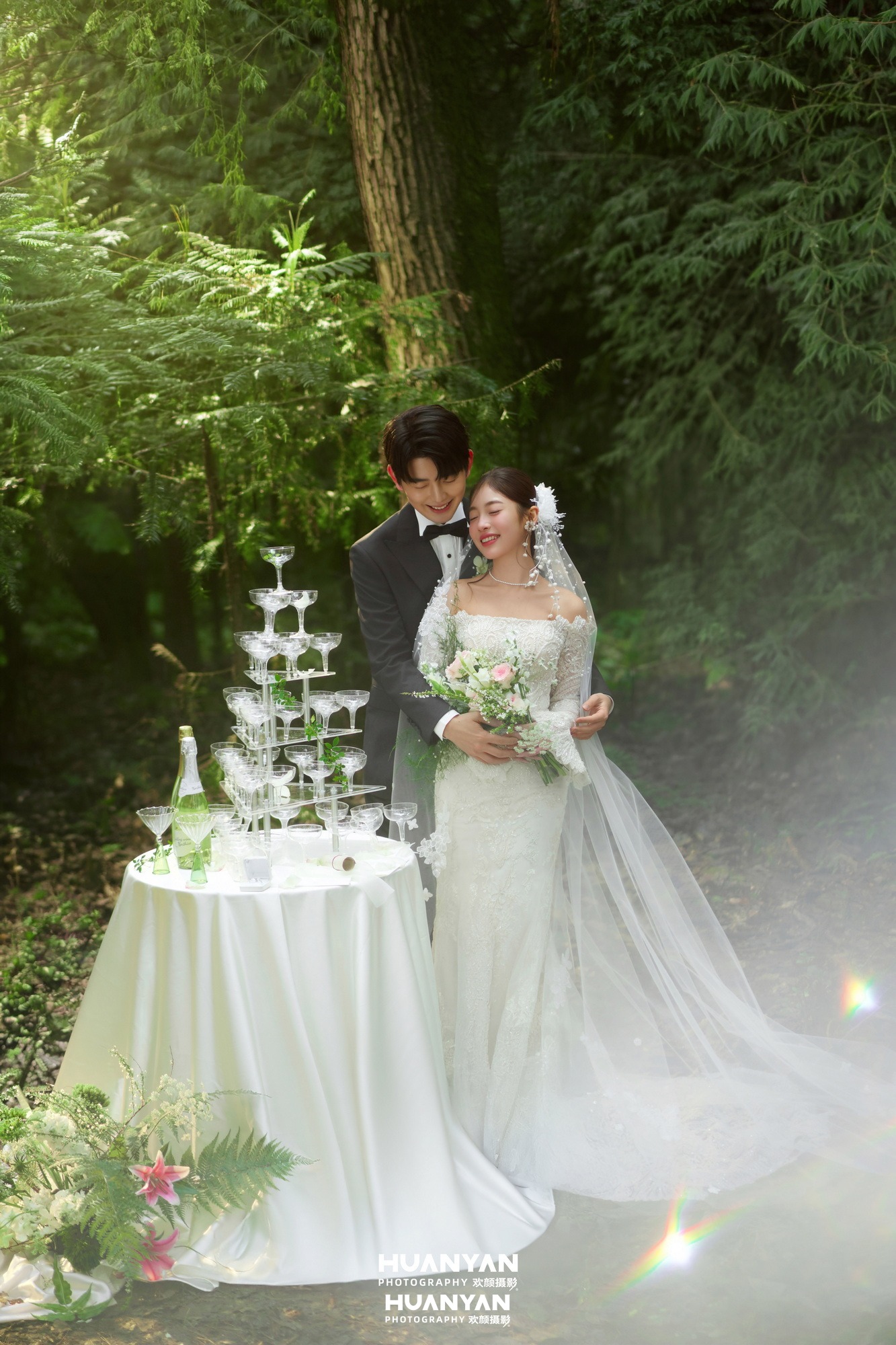 清新自然婚纱照 · 户外自然场景 · 林中干杯客片