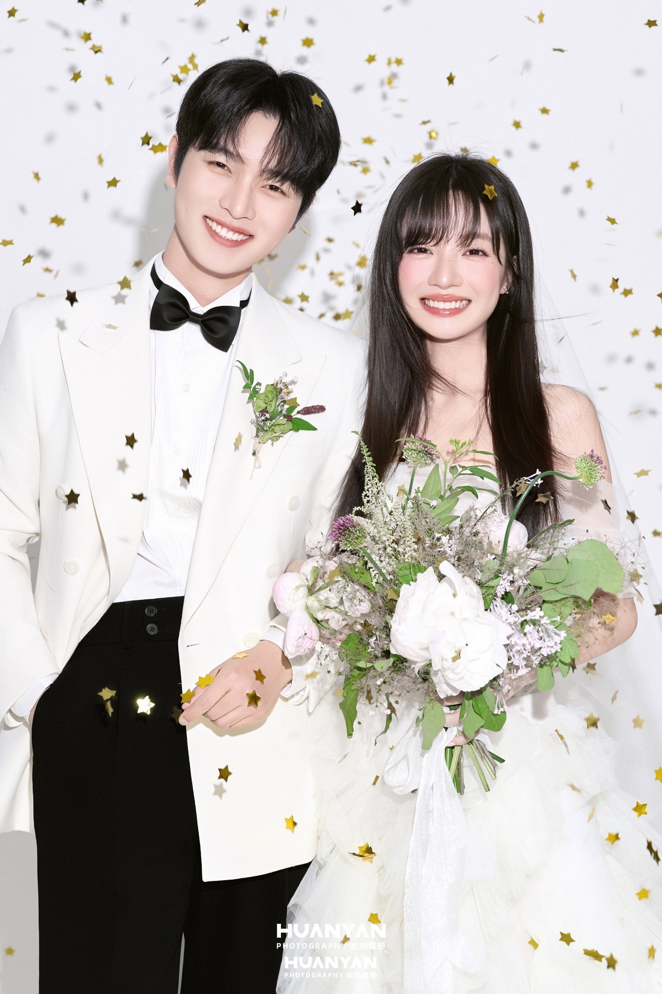花畔依偎客片第15张｜韩式温柔婚纱照，摄于室内影棚