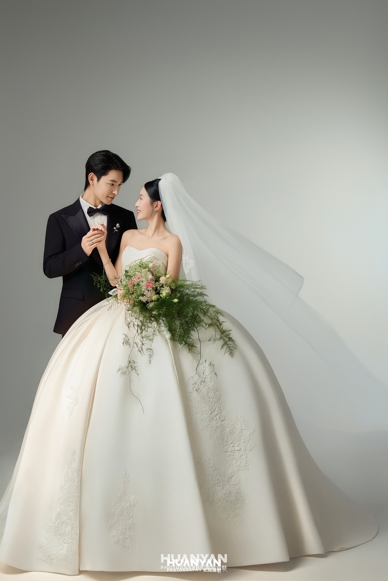 素纱曳地客片第7张｜韩式温柔婚纱照，摄于室内影棚