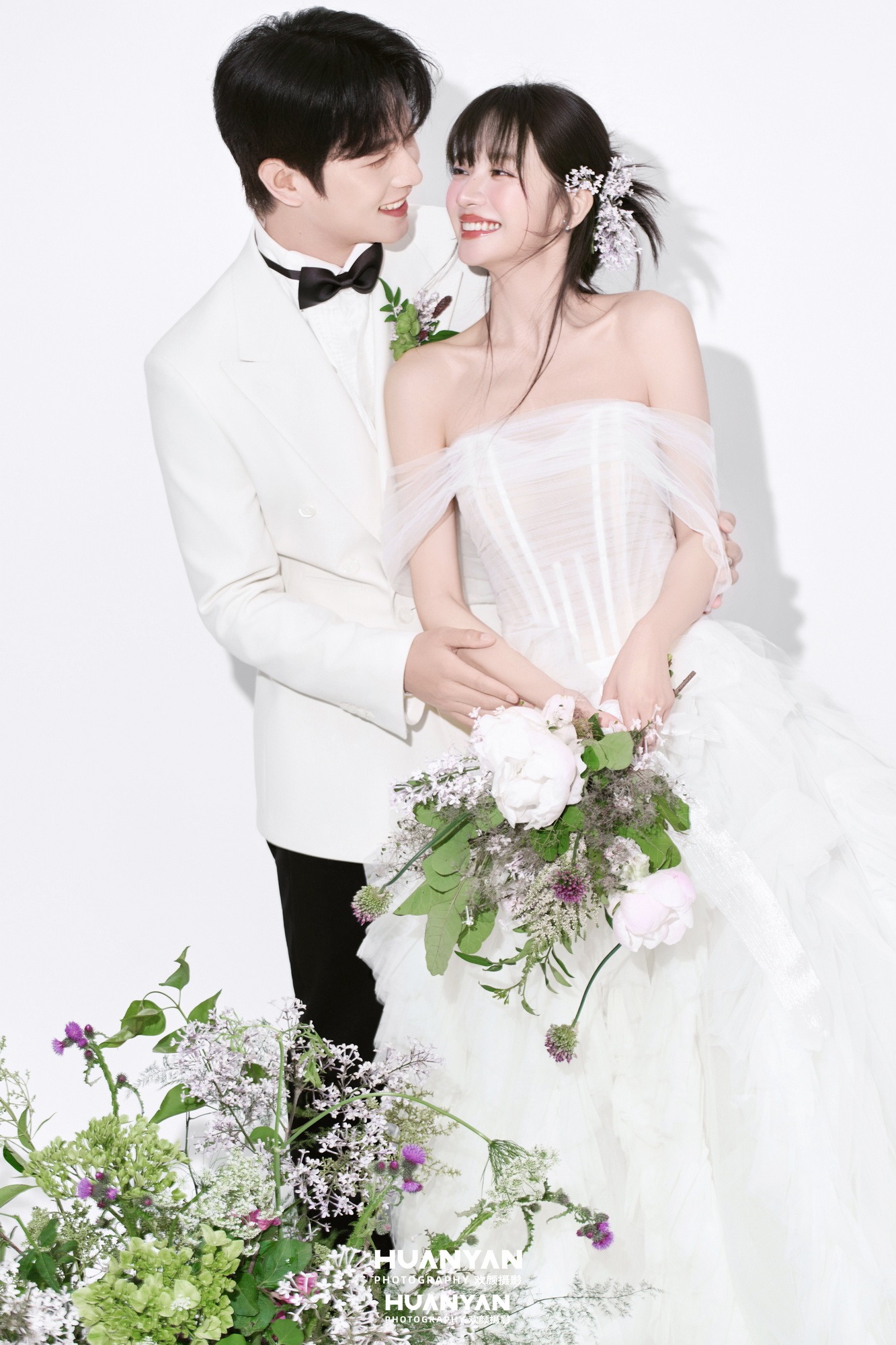 花畔依偎客片第7张｜韩式温柔婚纱照，摄于室内影棚