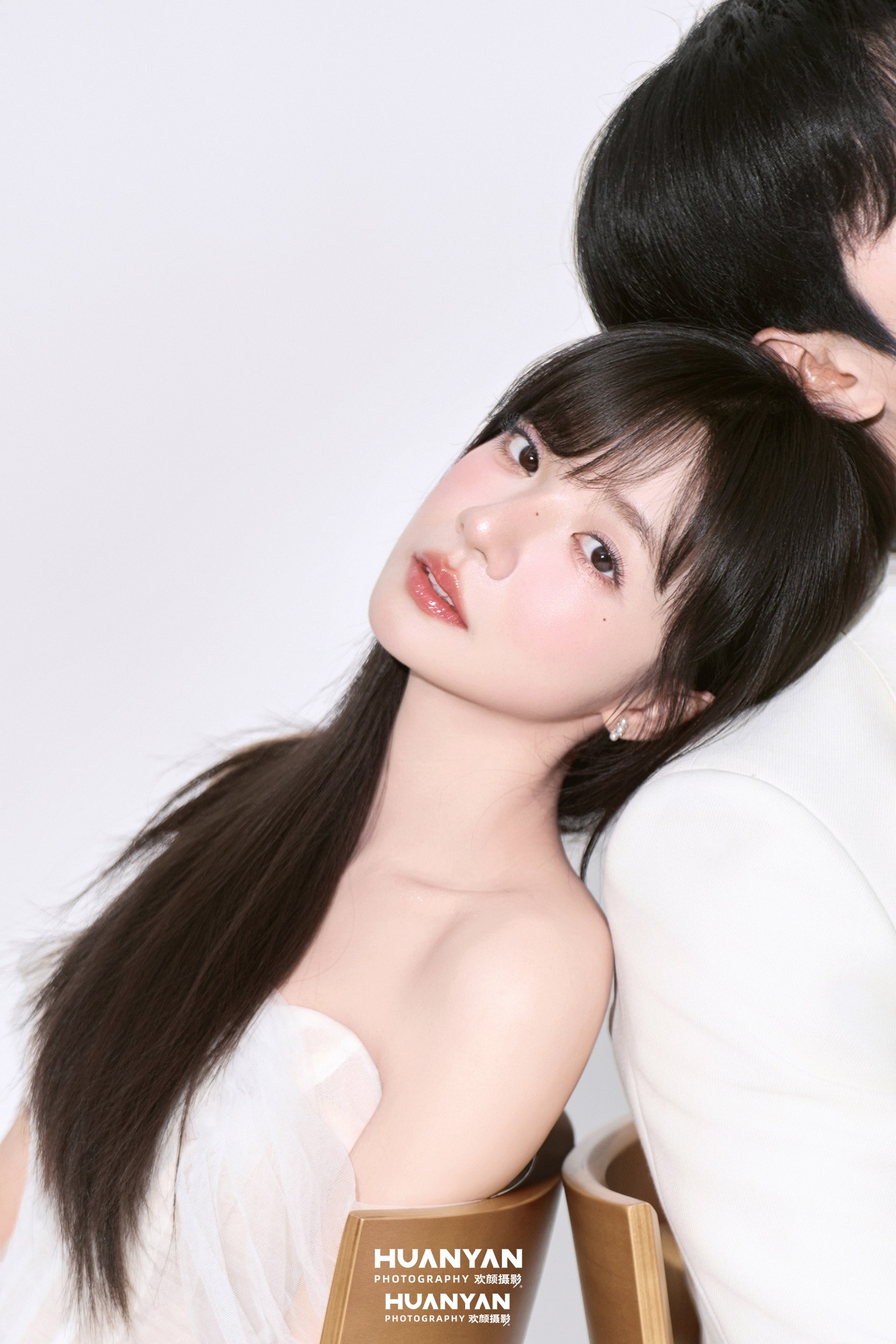 韩式温柔婚纱照 · 室内影棚场景 · 花畔依偎客片