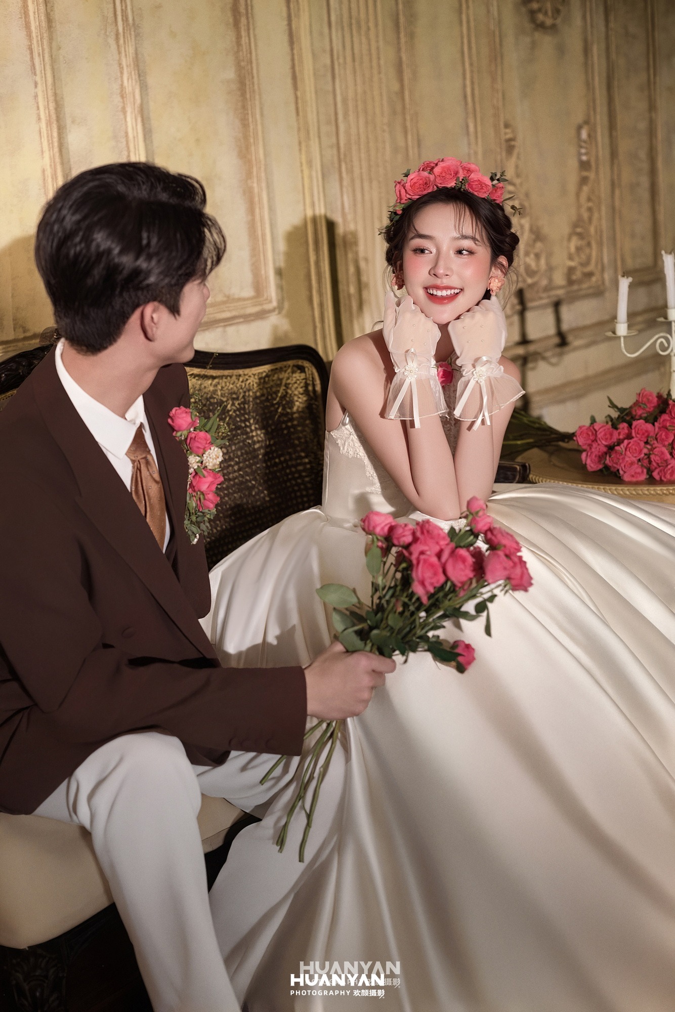 玫瑰沙龙客片第7张｜法式浪漫婚纱照，摄于室内影棚