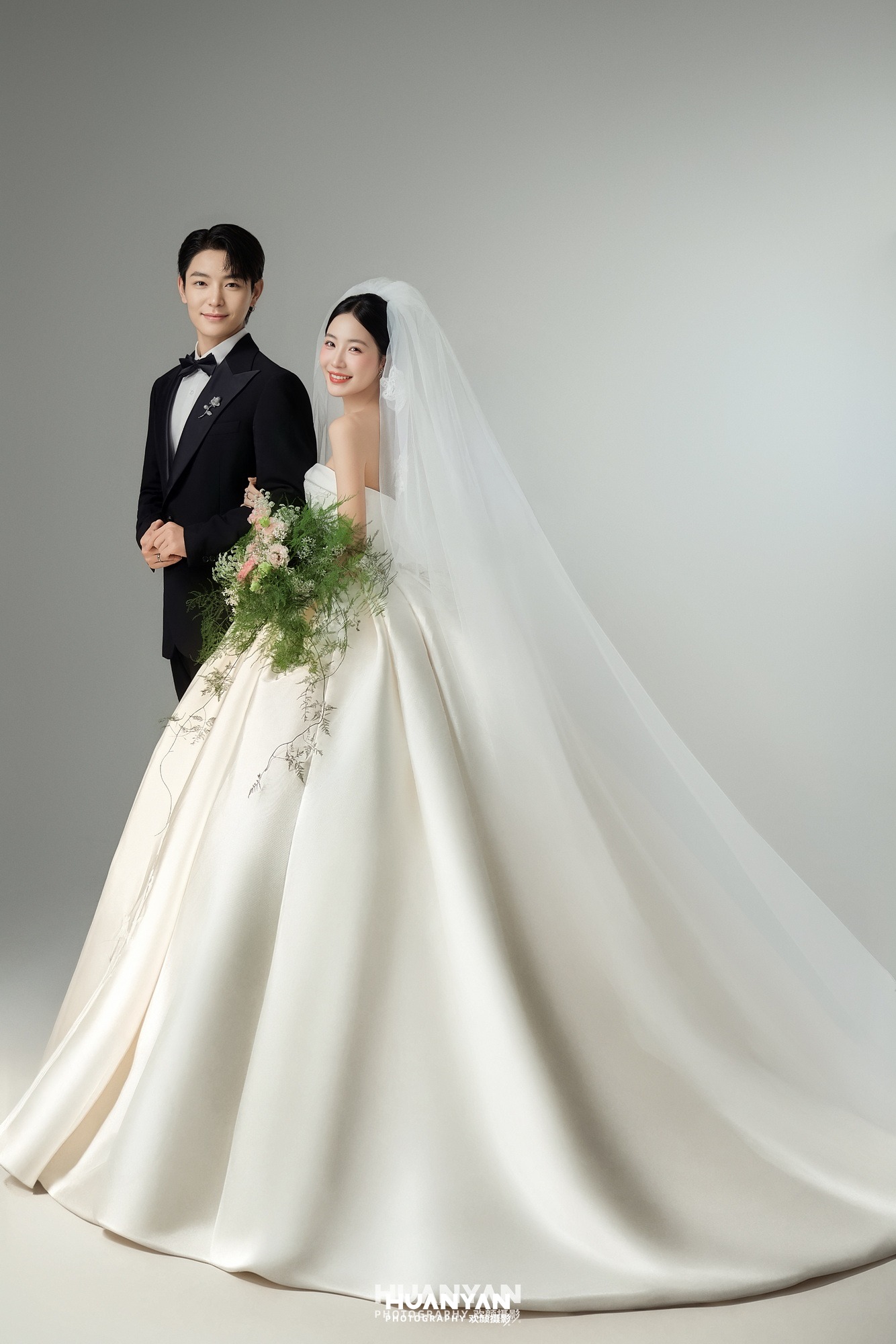 韩式温柔婚纱照 · 室内影棚场景 · 捧花与吻客片