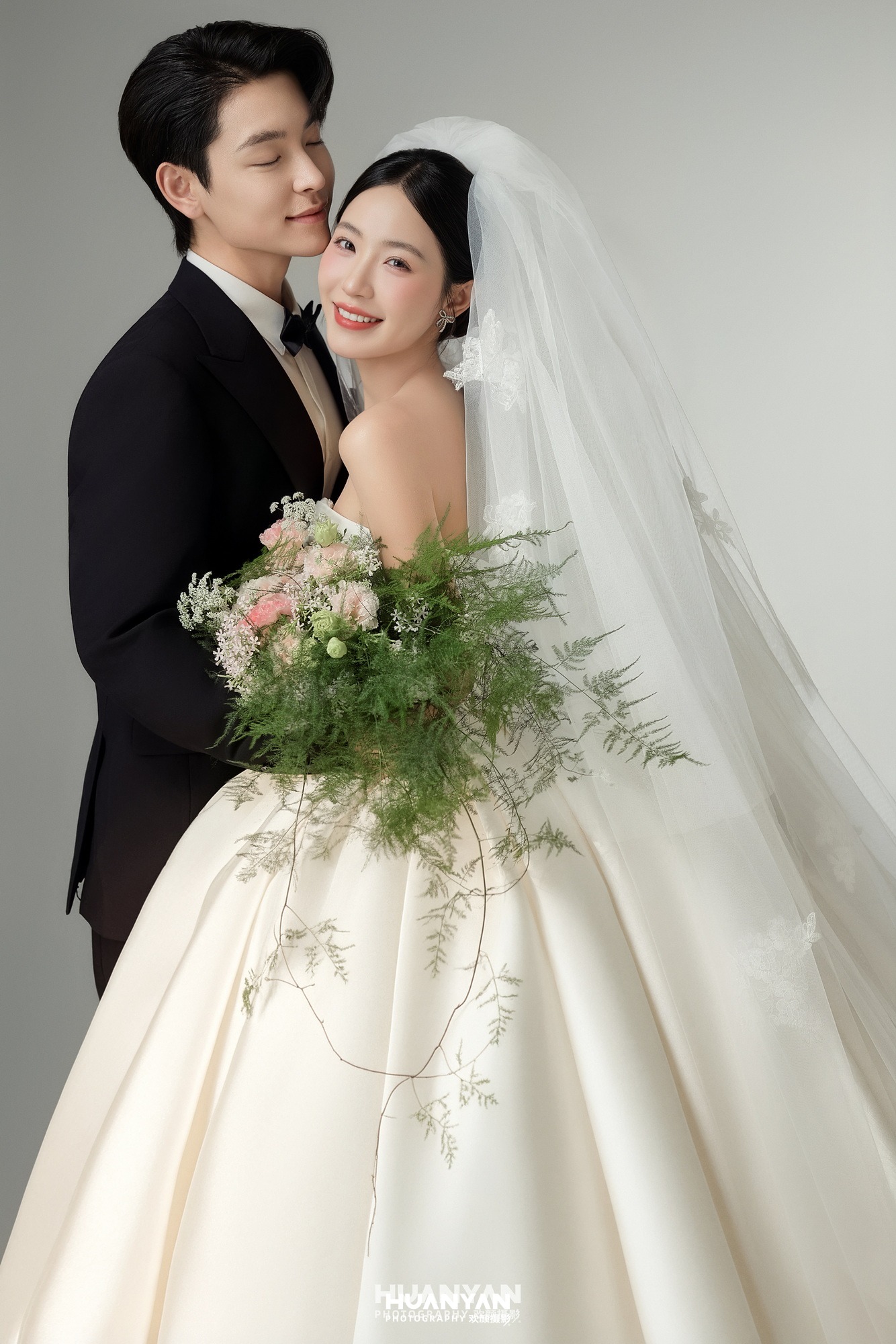素纱曳地客片第3张｜韩式温柔婚纱照，摄于室内影棚