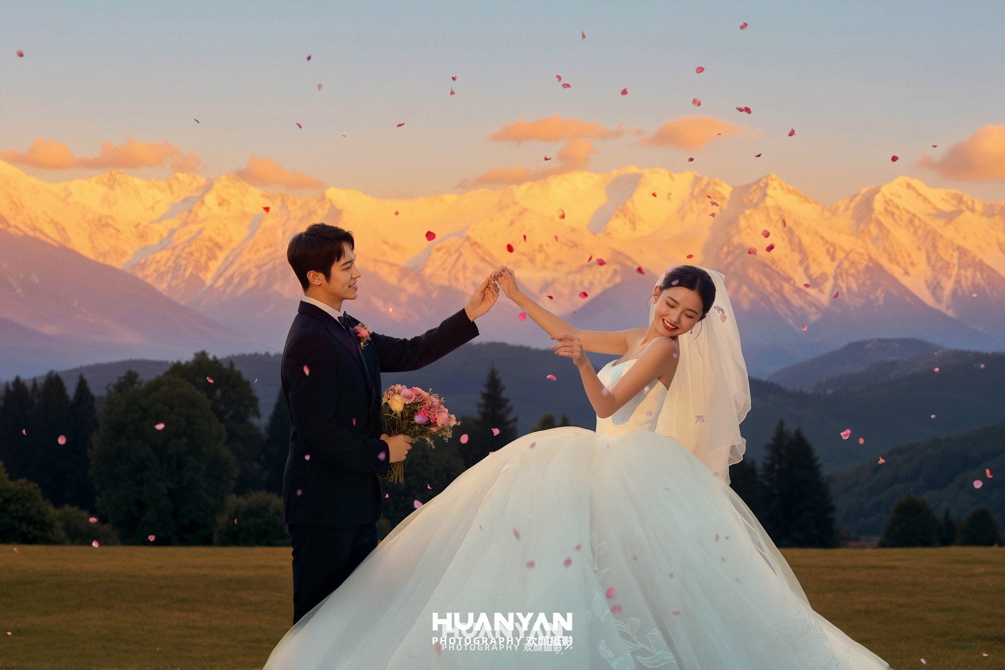 霞染雪山：浪漫唯美婚纱照户外自然实拍