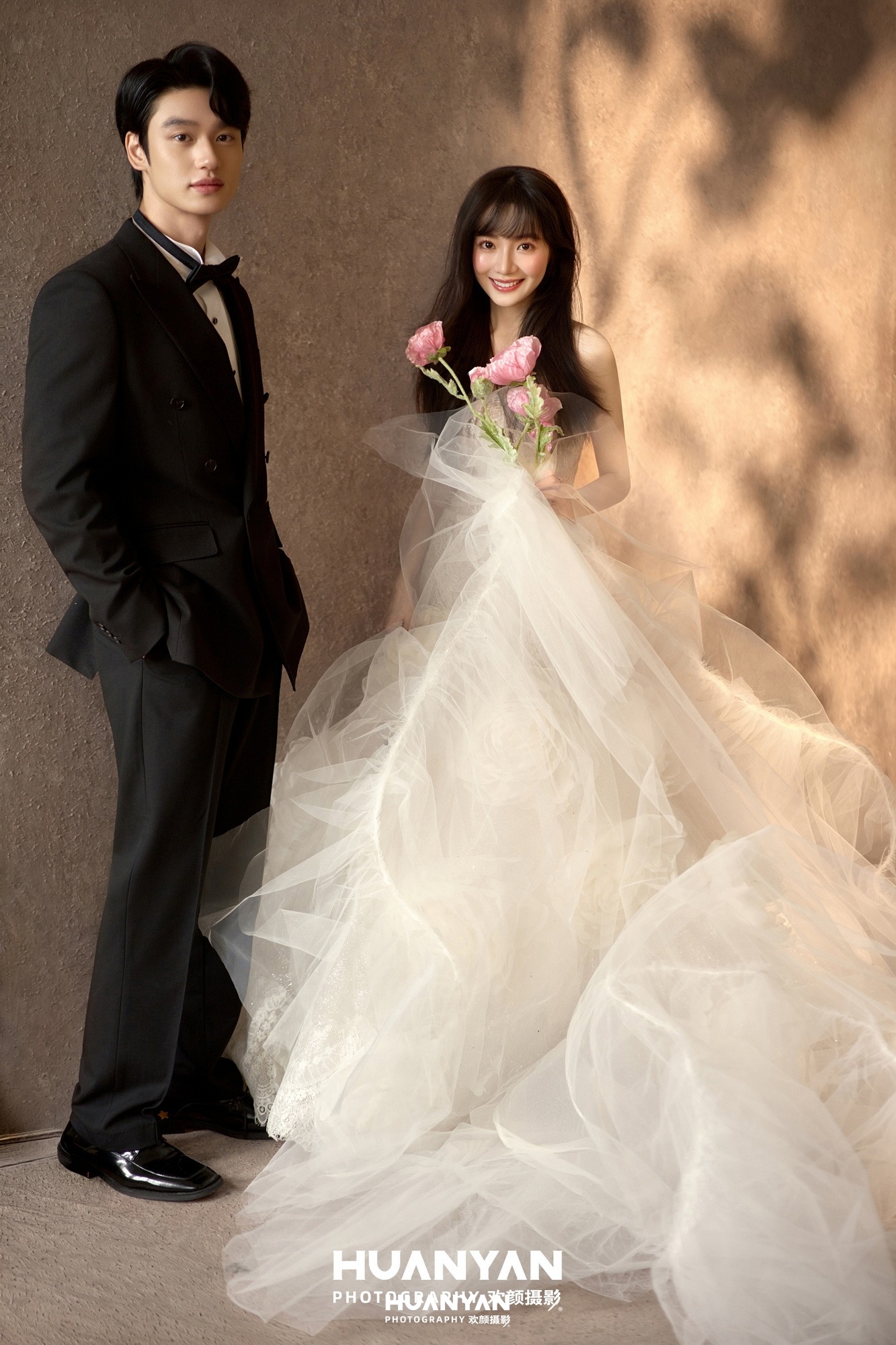 浪漫唯美婚纱照 · 室内影棚场景 · 花落纱上客片