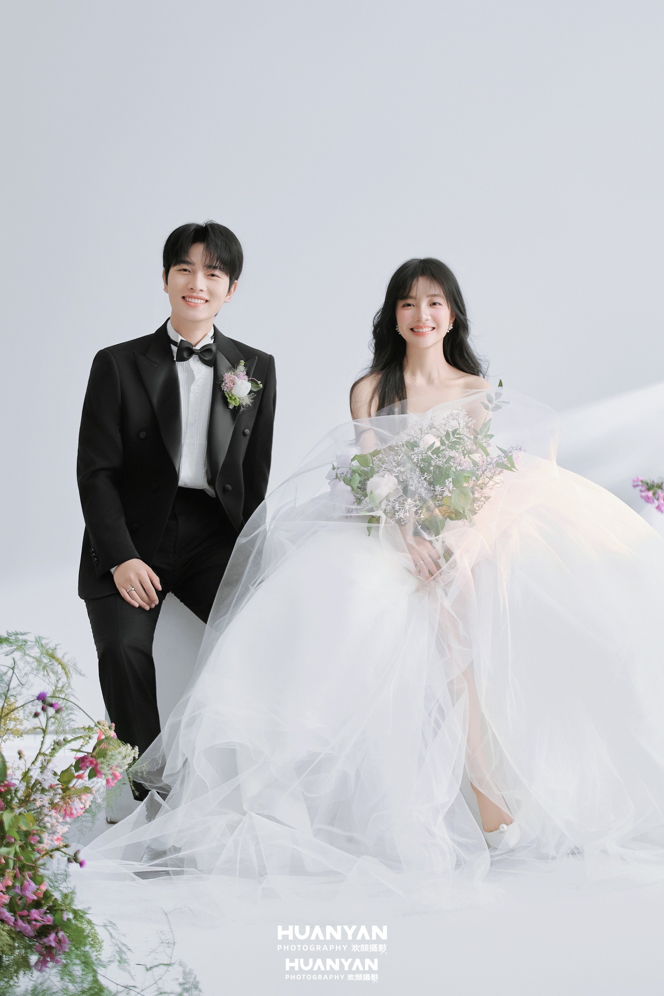 柔光相偎：浪漫唯美婚纱照室内影棚实拍