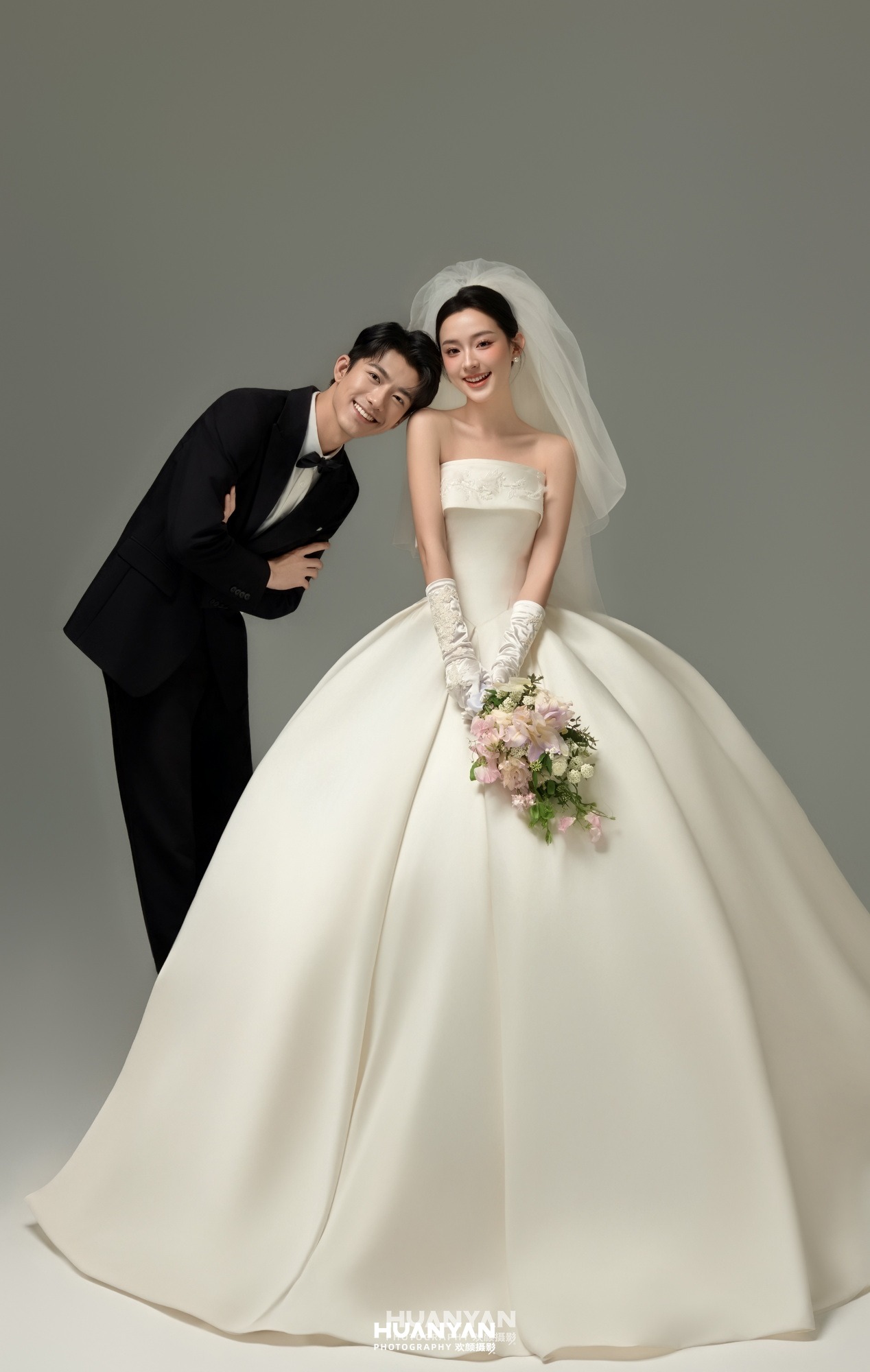 素缎流光客片第7张｜韩式温柔婚纱照，摄于室内影棚