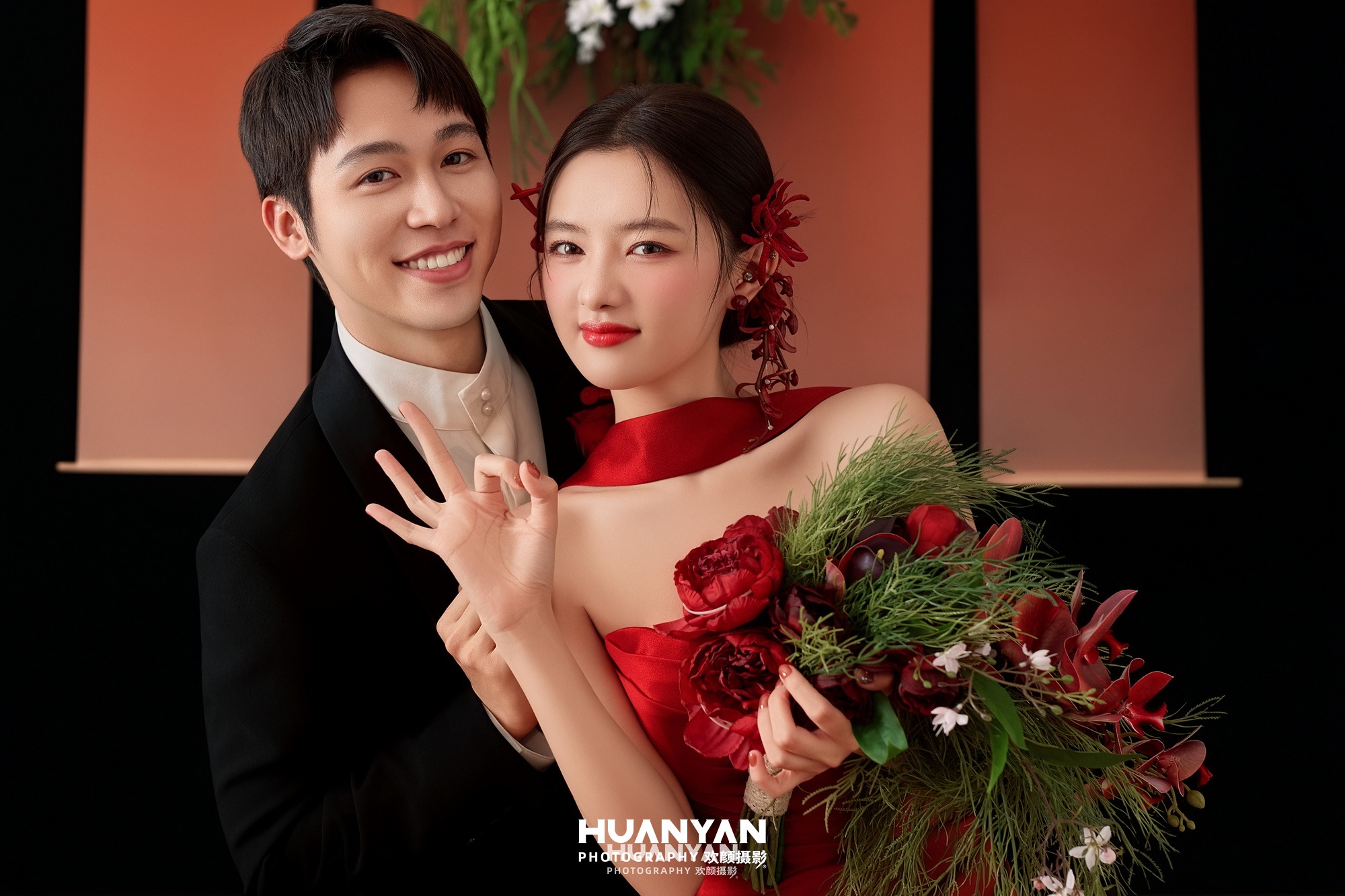 绛色花信客片第3张｜杂志时尚婚纱照，摄于室内影棚
