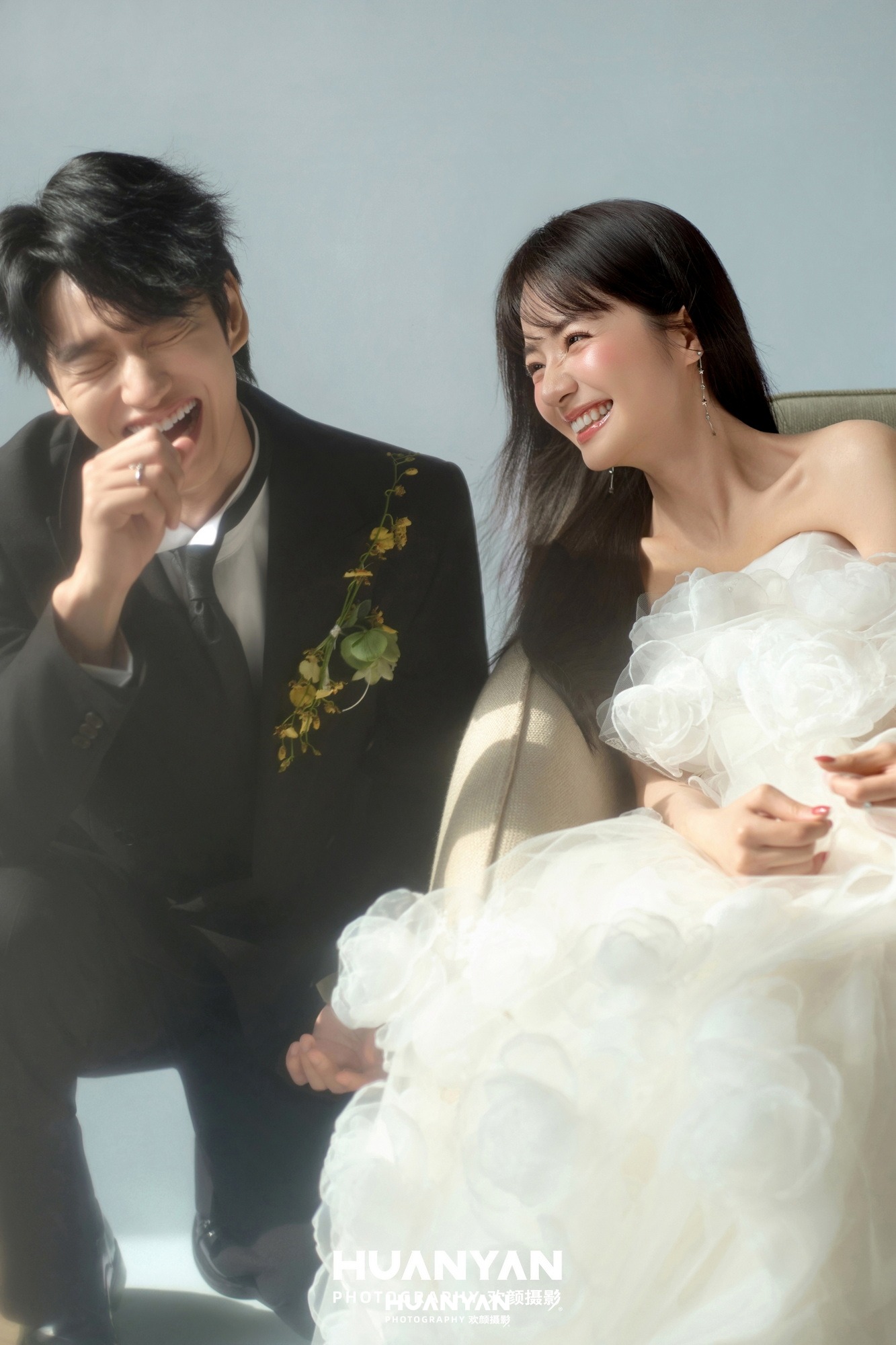 暖雾入怀：极简婚纱照室内影棚实拍