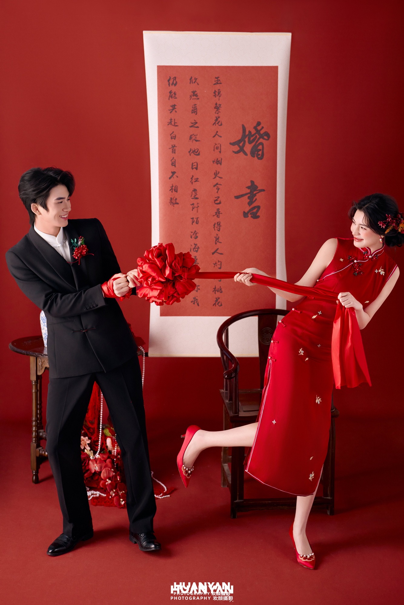 红绸牵喜：新中式婚纱照室内影棚实拍