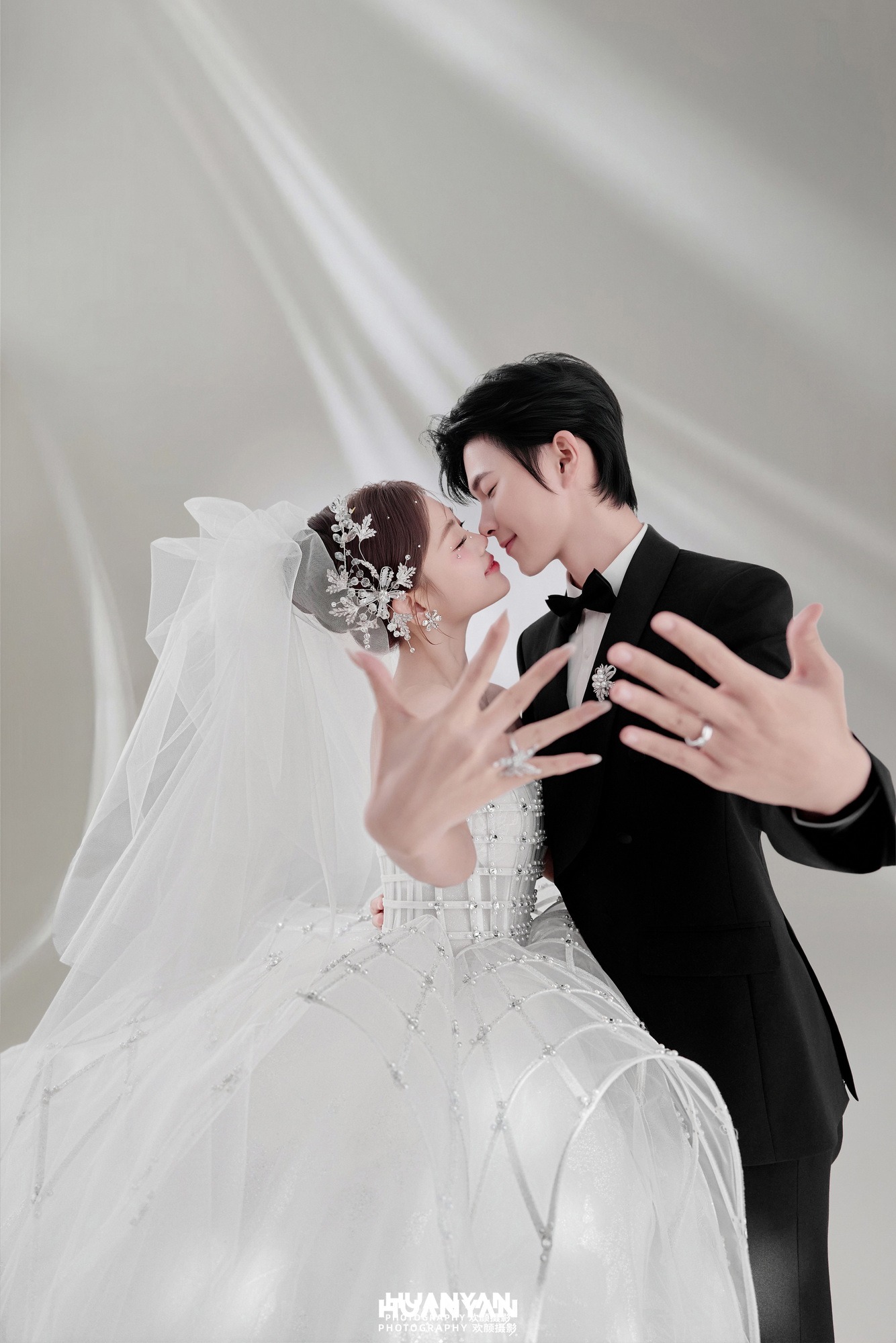 雪羽礼成：韩式温柔婚纱照室内影棚实拍