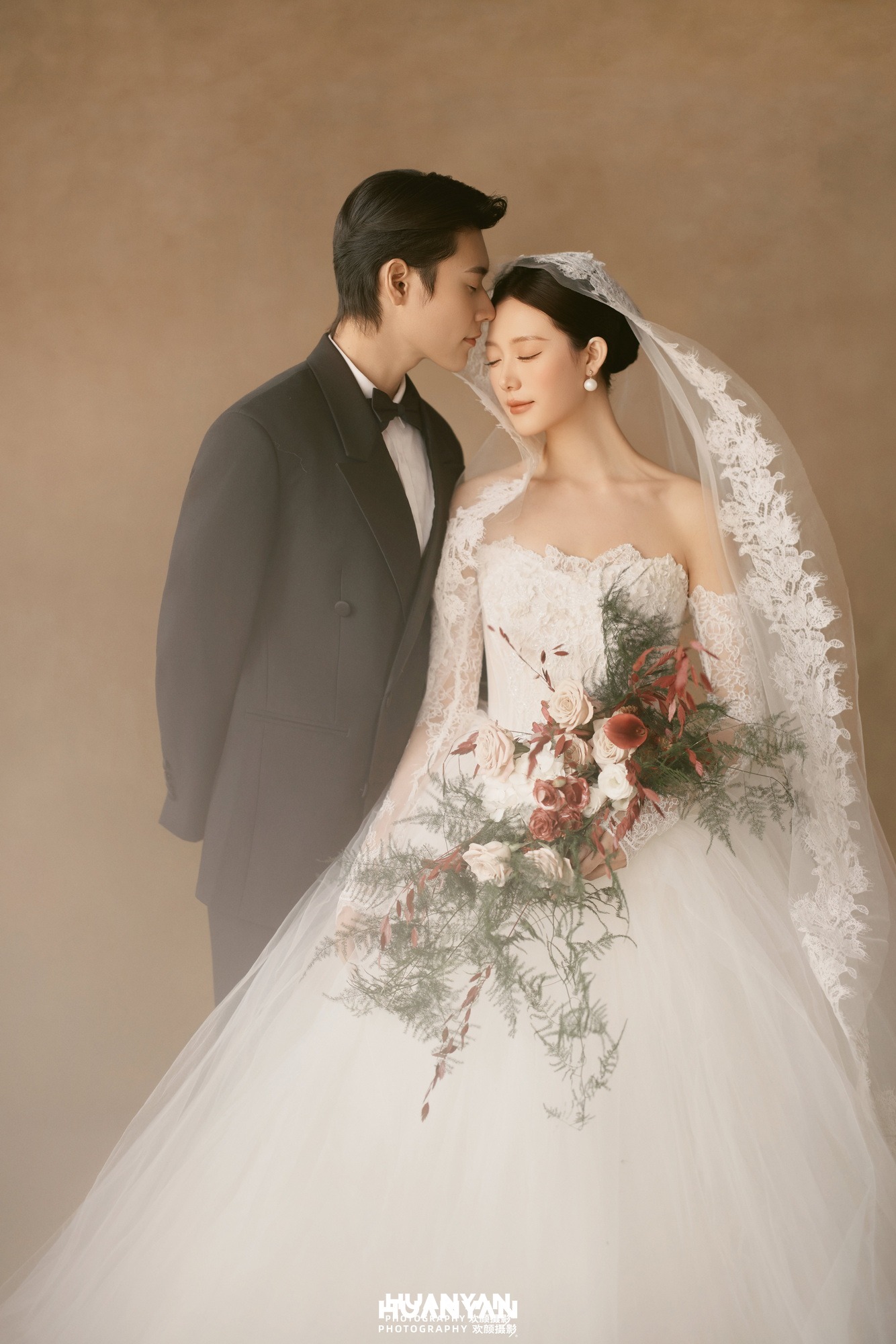 依偎成诗：浪漫唯美婚纱照室内影棚实拍