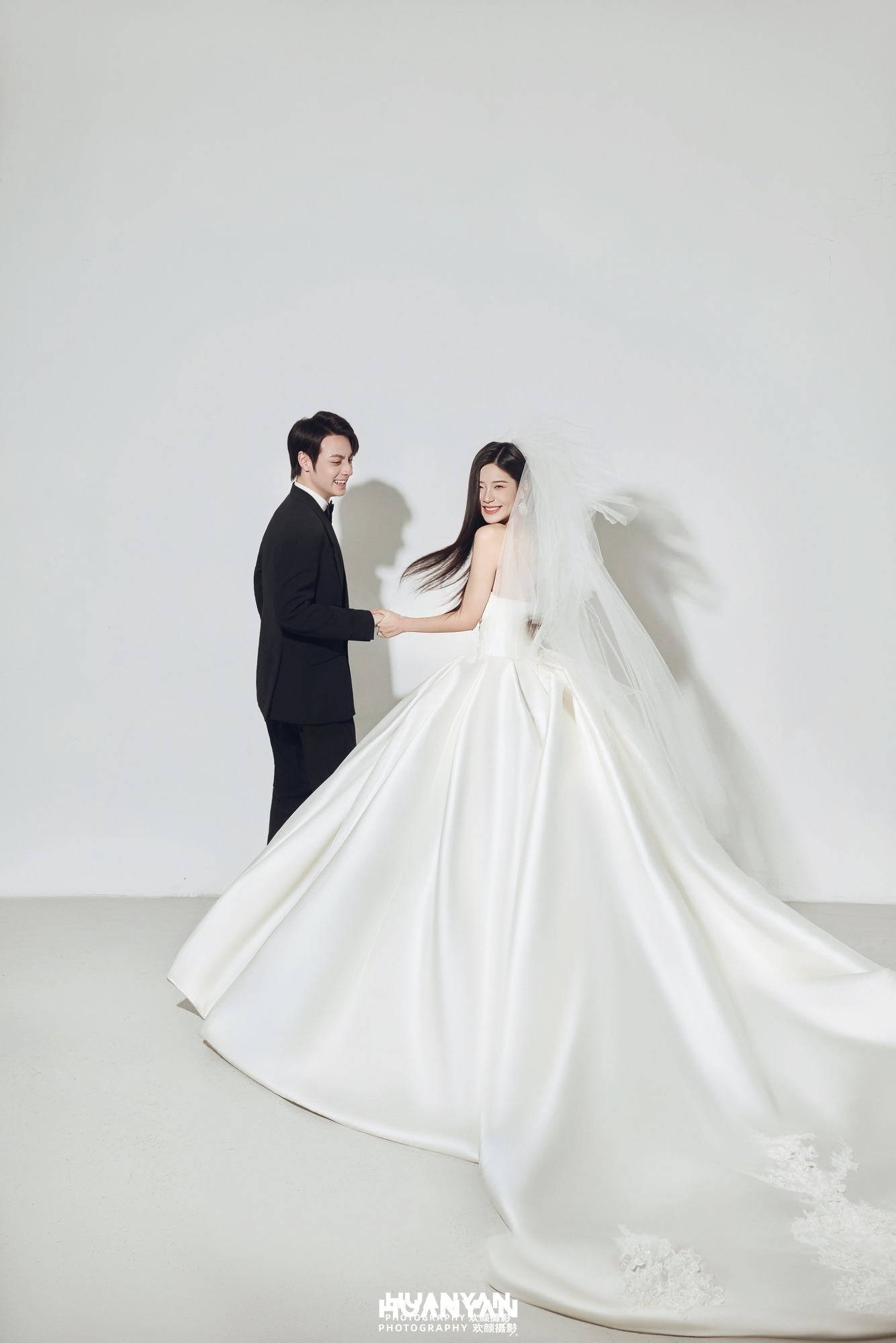 室内影棚极简婚纱照实拍（裙摆拾光系列）
