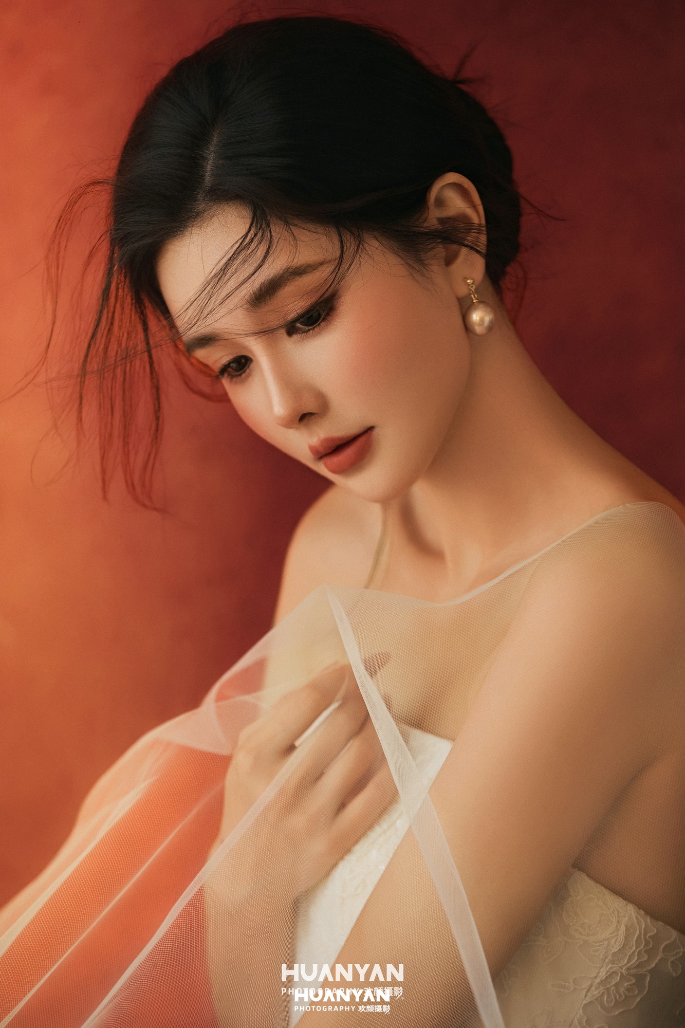 韩式温柔婚纱照 · 室内影棚场景 · 红墙纱浪客片
