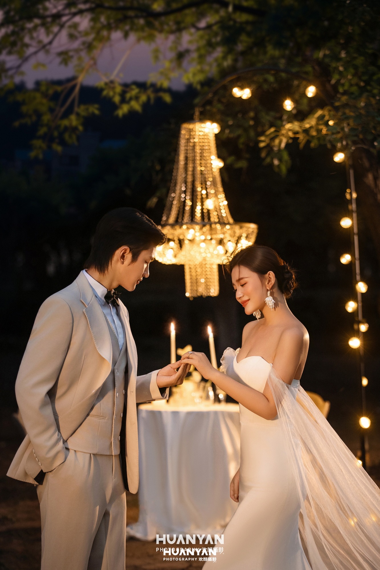 轻奢高级婚纱照 · 户外自然场景 · 树下灯语客片