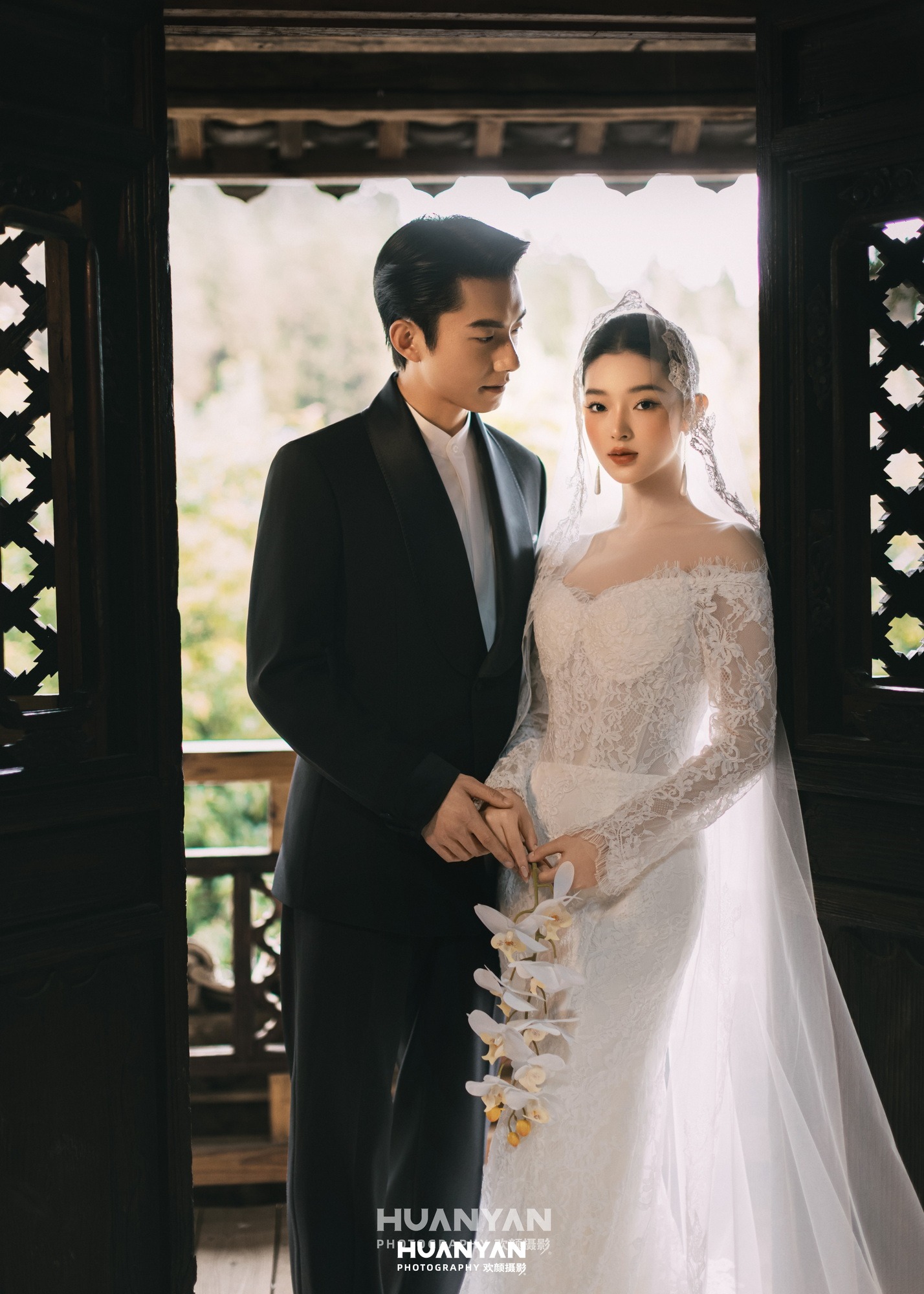 清新自然婚纱照 · 老街胡同场景 · 旧门新纱客片