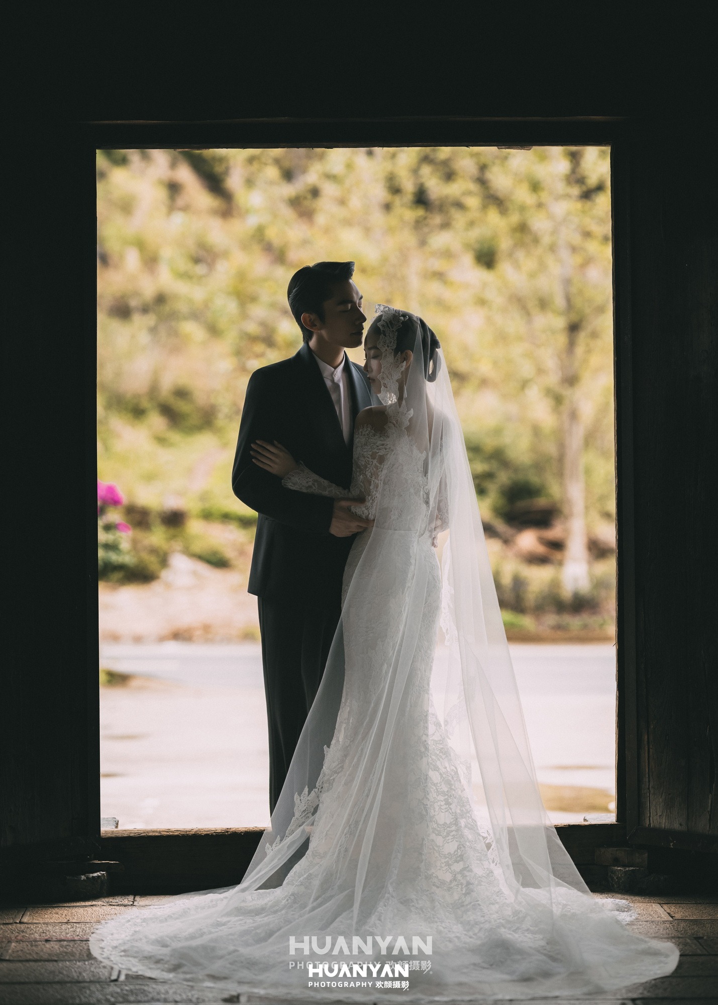 老街胡同清新自然婚纱照实拍（旧门新纱系列）