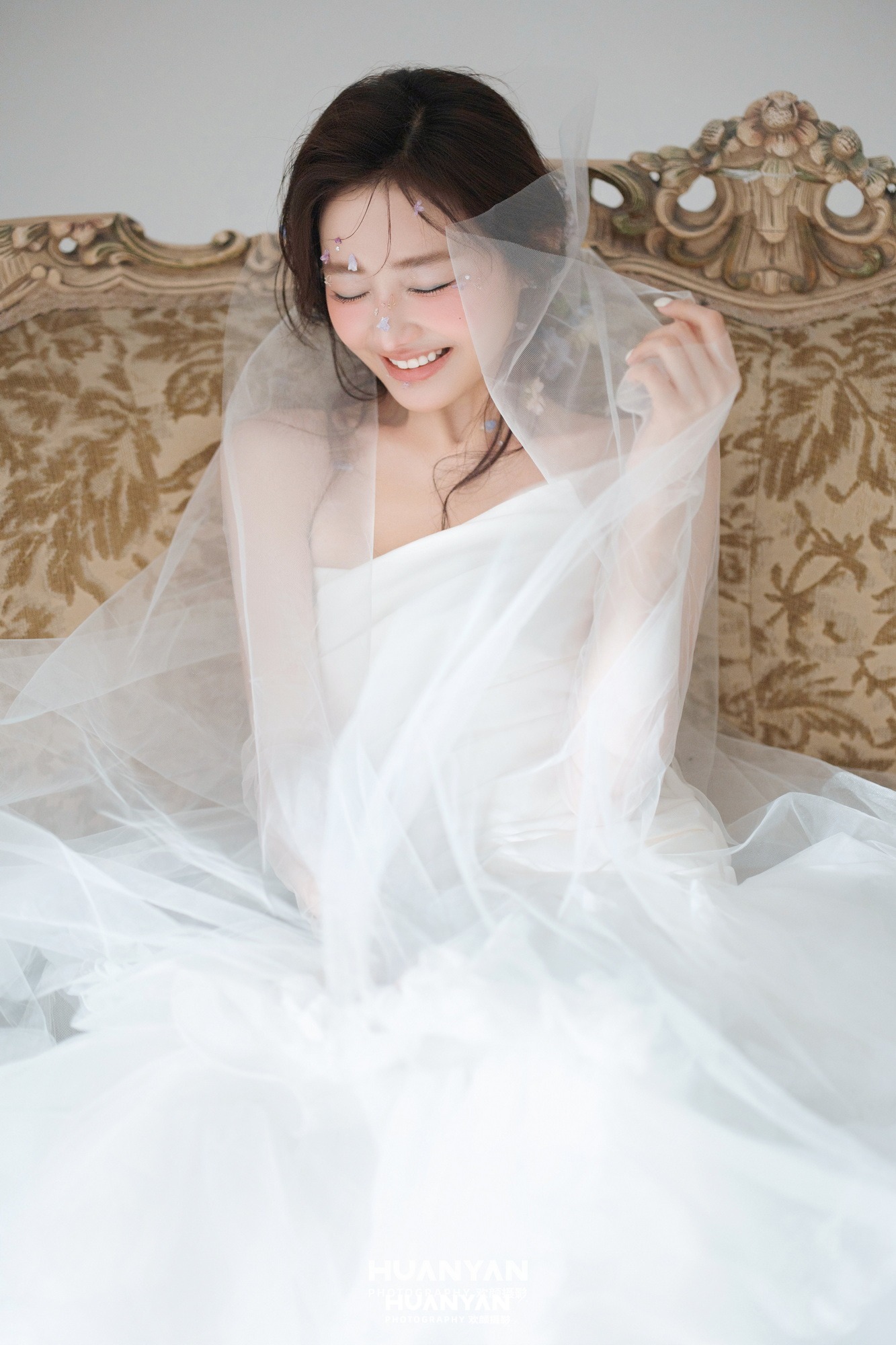 极简婚纱照 · 室内影棚场景 · 浅灰笑意客片