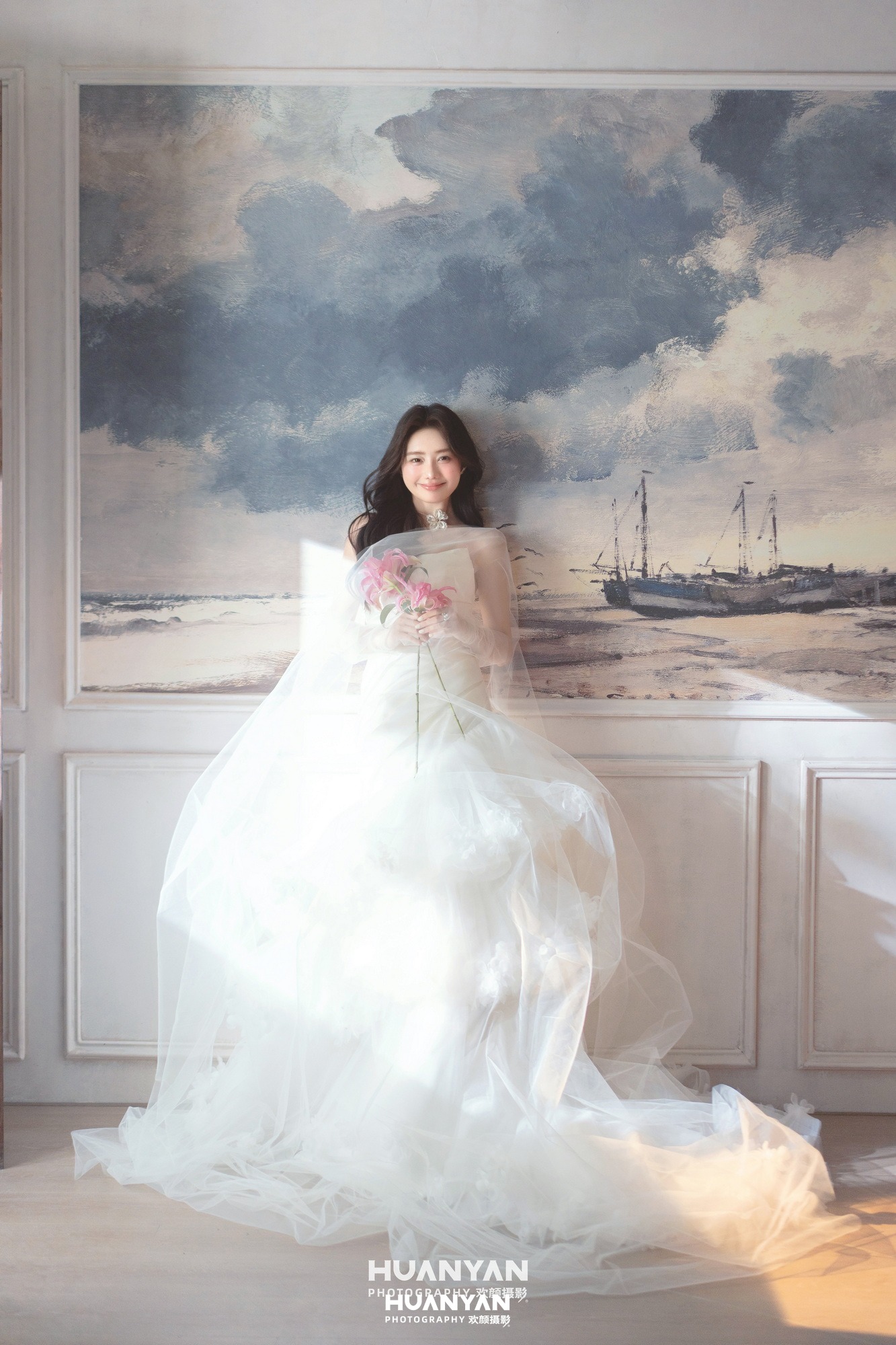 画里海岸客片第3张｜油画质感婚纱照，摄于室内影棚
