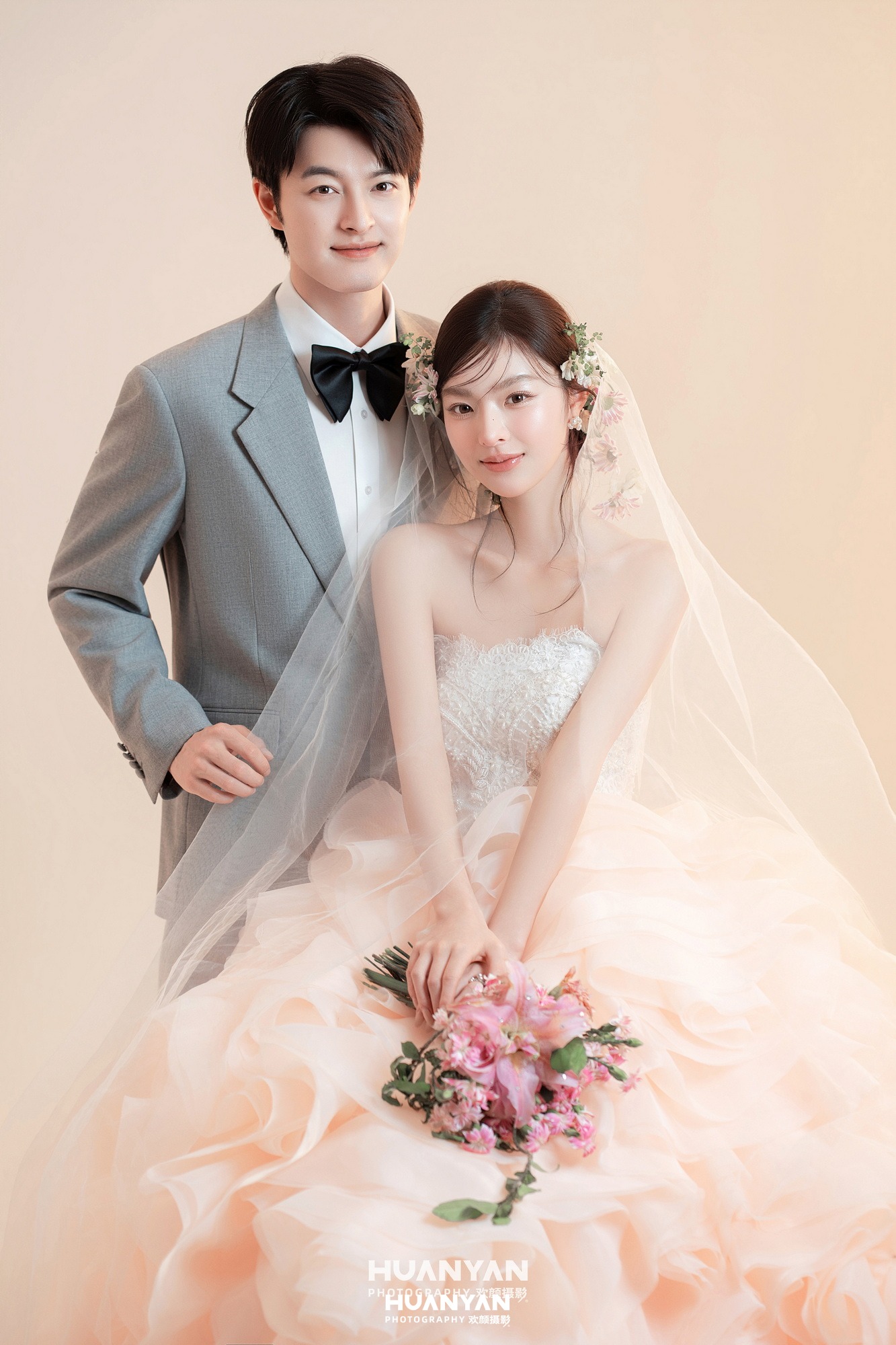 粉云裙摆：韩式温柔婚纱照室内影棚实拍