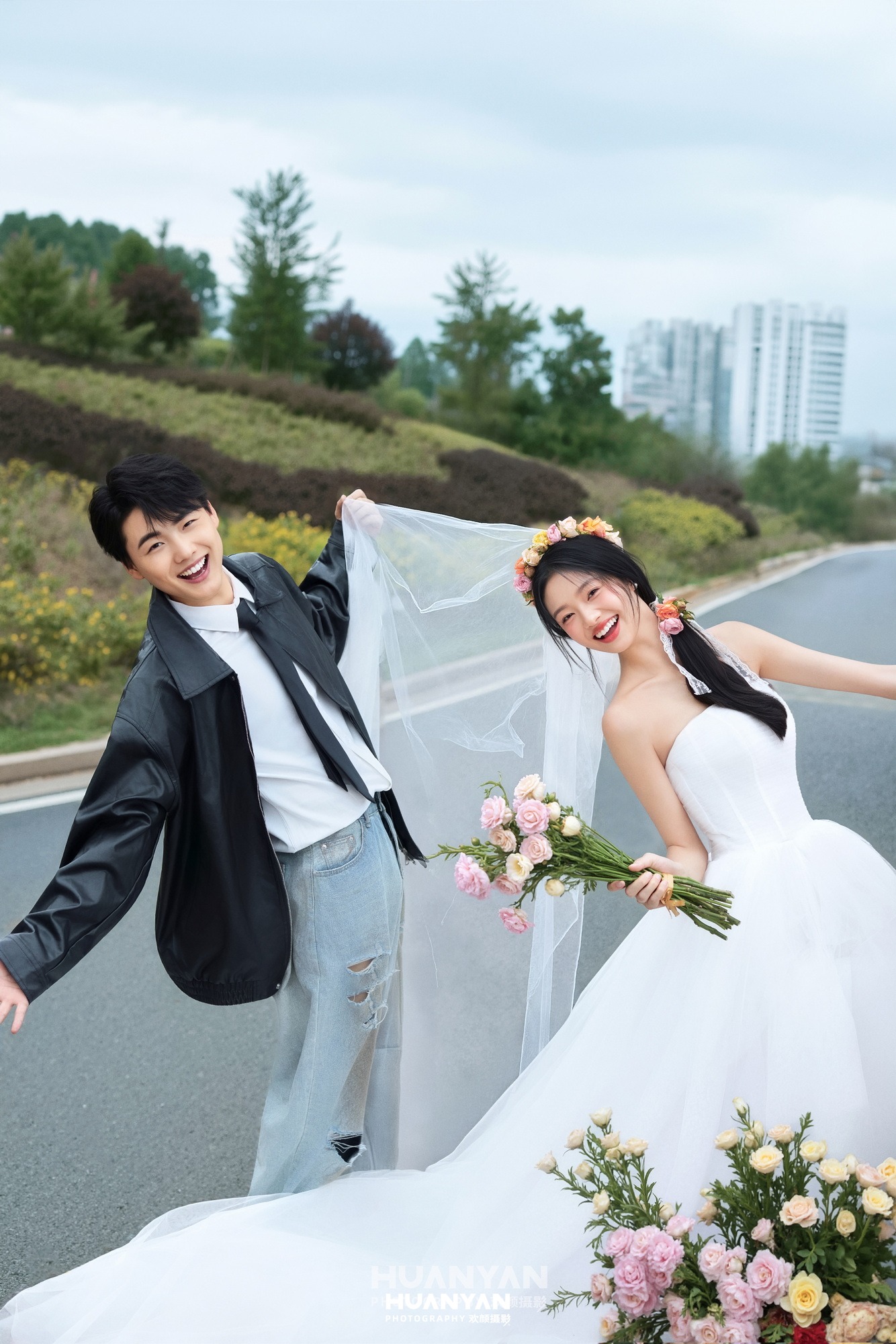 白伞飞花客片第3张｜清新自然婚纱照，摄于户外自然