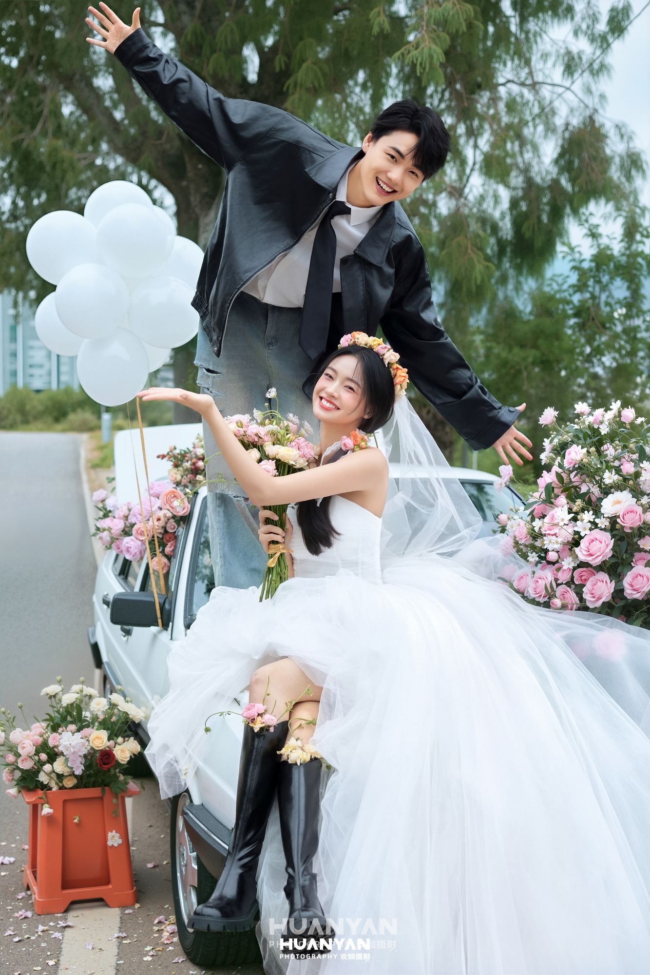 白伞飞花客片第7张｜清新自然婚纱照，摄于户外自然