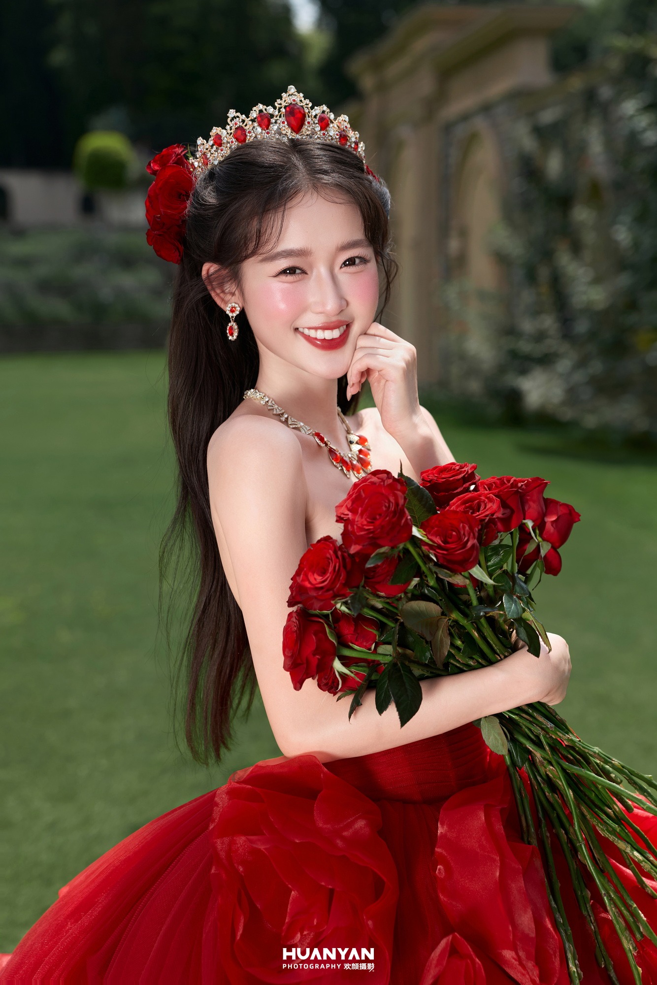 玫瑰之门：轻奢高级婚纱照户外自然实拍