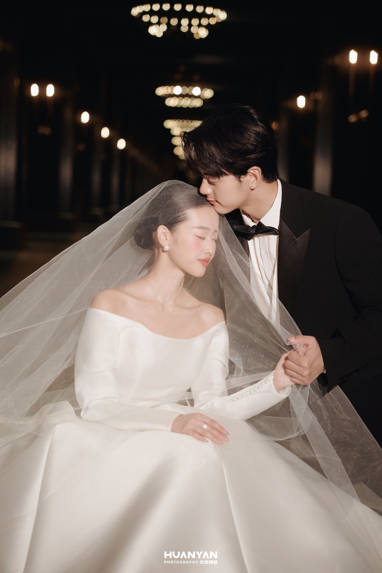 灯影入梦：浪漫唯美婚纱照室内影棚实拍